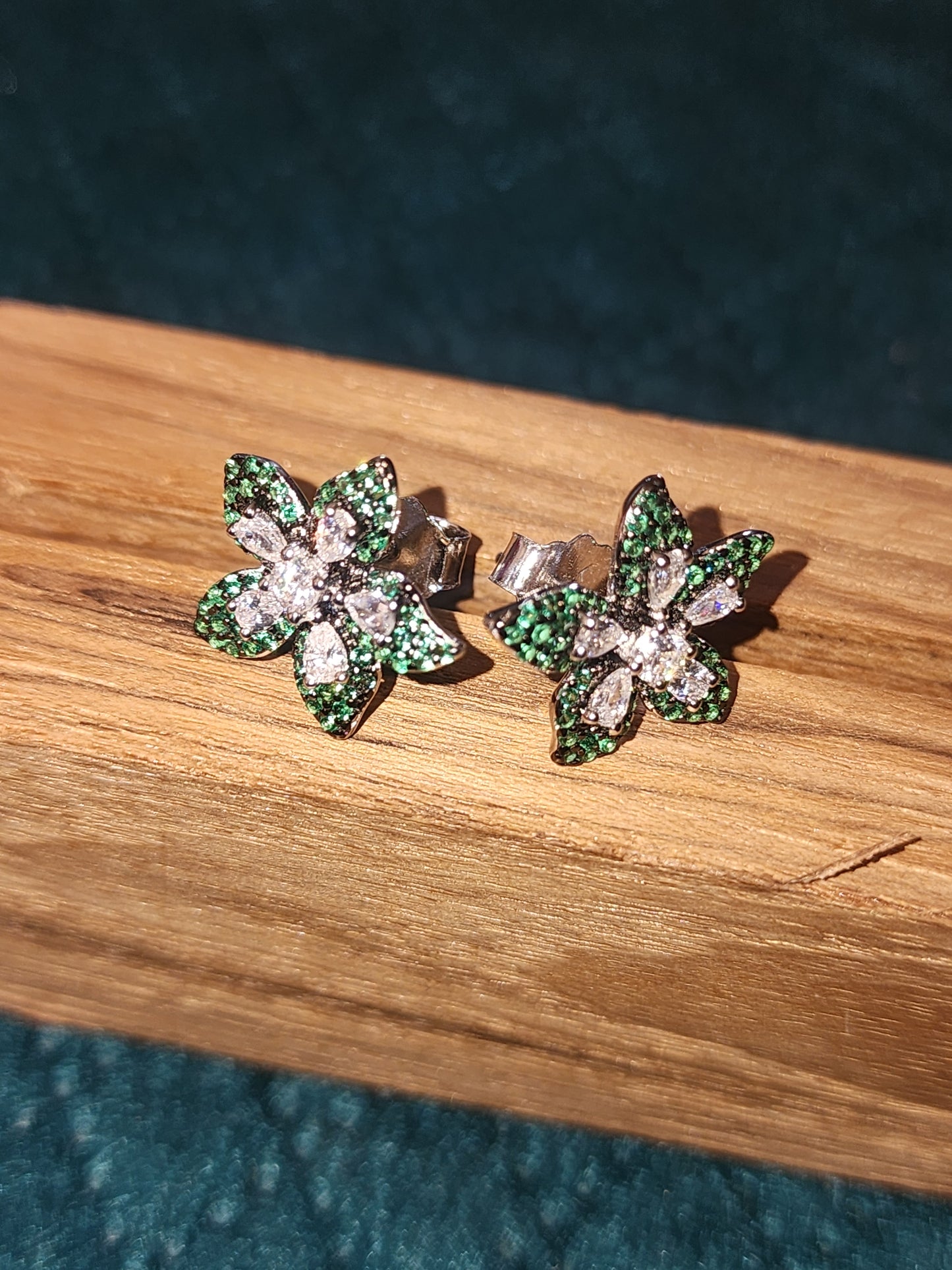 Leaf studs earrings