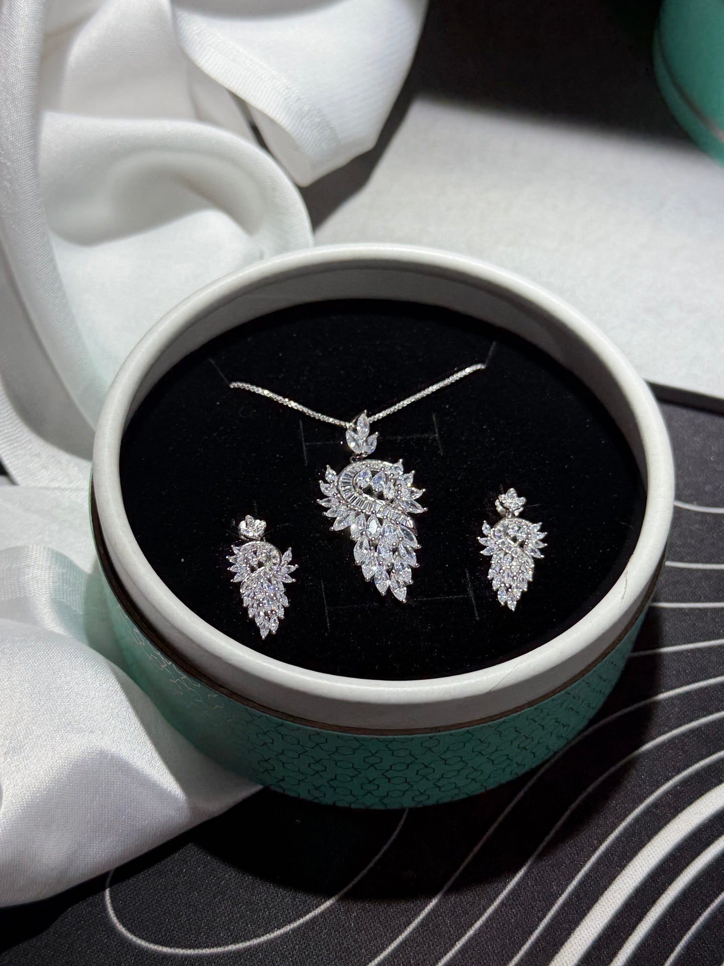 Exclusive Limited pendant Sets