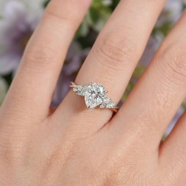 GLIMMERING RAINDROP RING