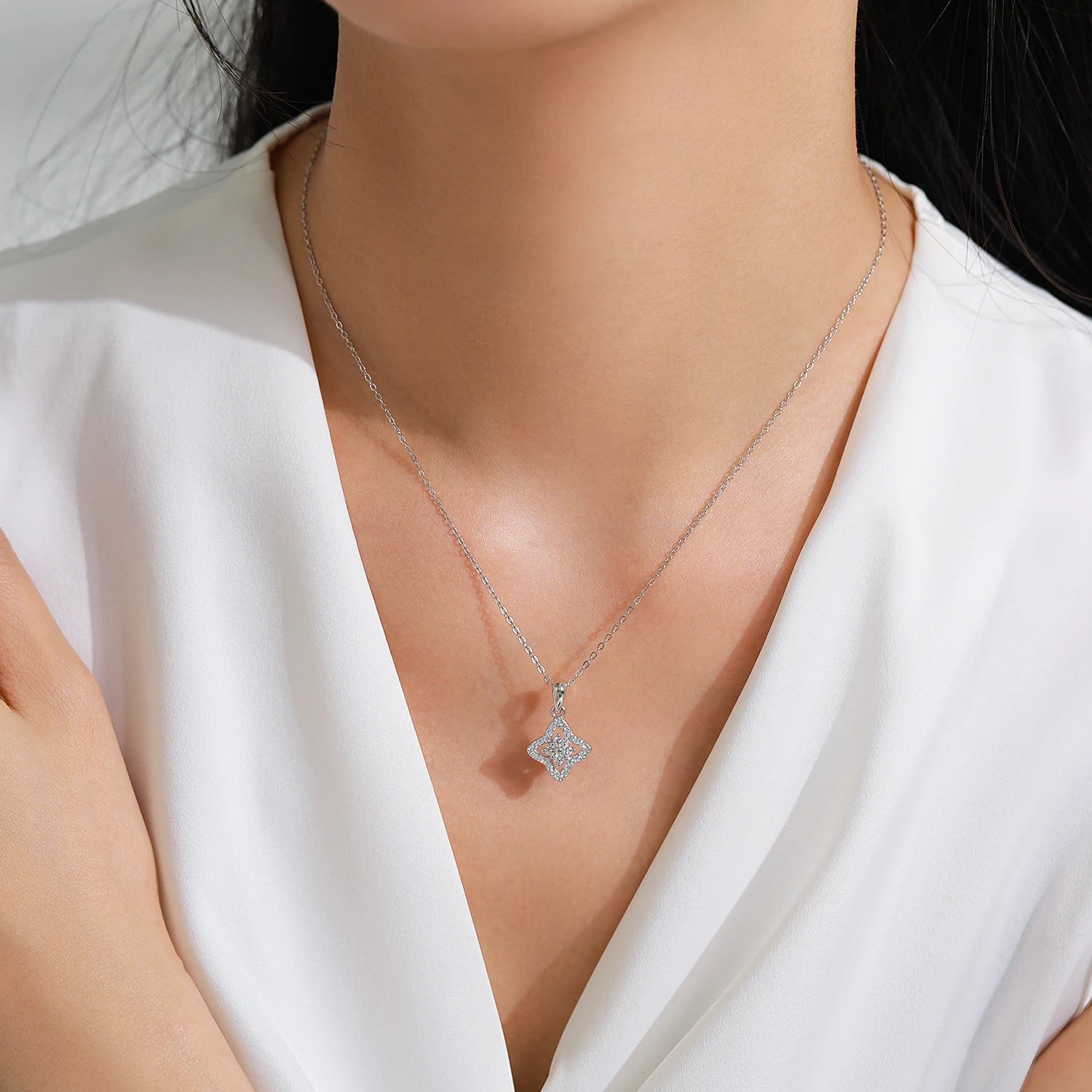 Four-leaf Clover Shining Full-Zircon Lucky Pendant