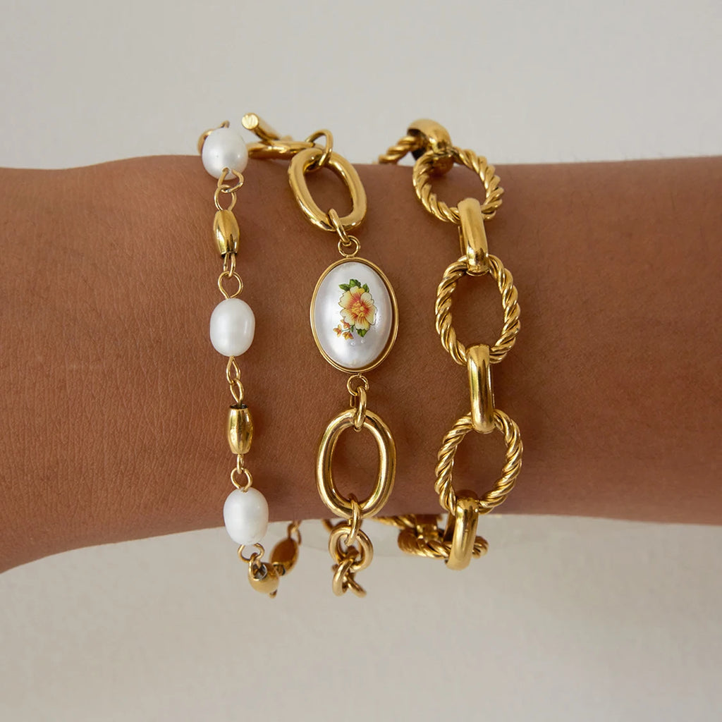 J&D Classic 18K Gold Plated Stainless Steel Chain Bracelet Freshwater Pearl Pendant Acrylic Printing Toggle
