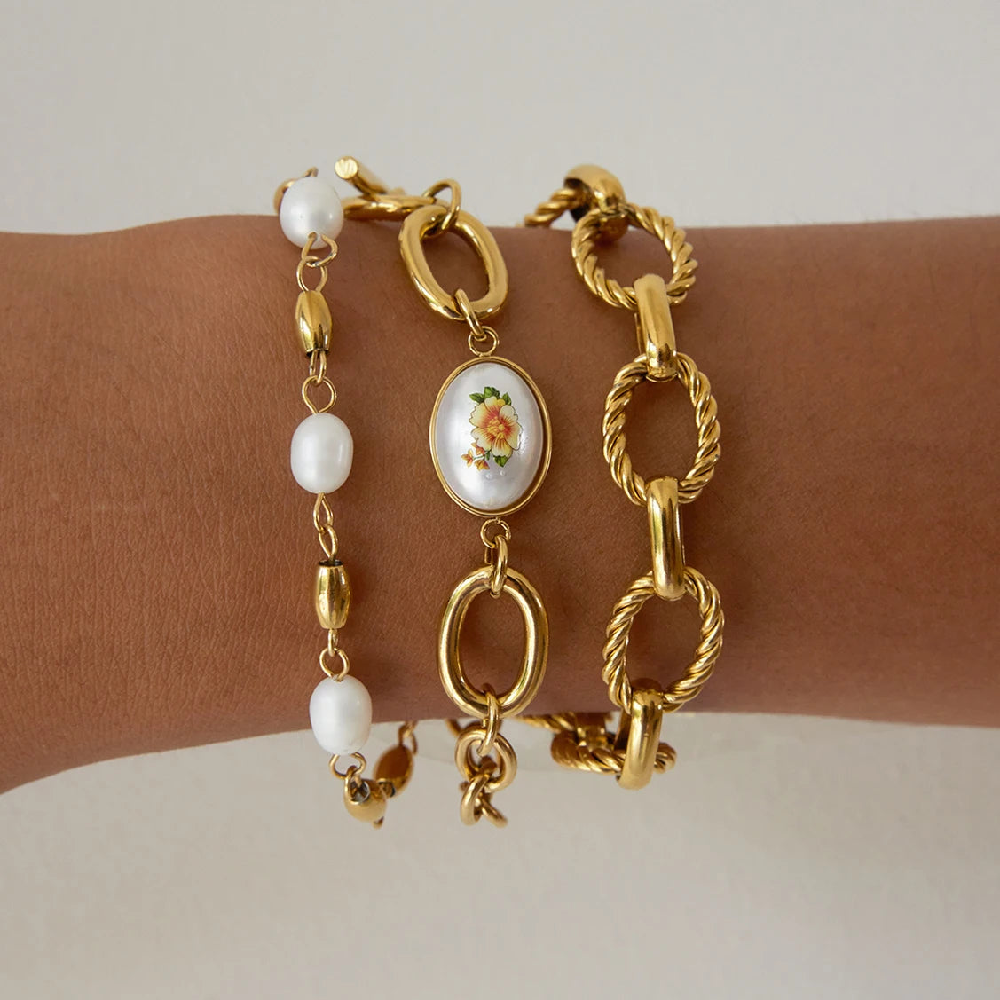 J&D Classic 18K Gold Plated Stainless Steel Chain Bracelet Freshwater Pearl Pendant Acrylic Printing Toggle
