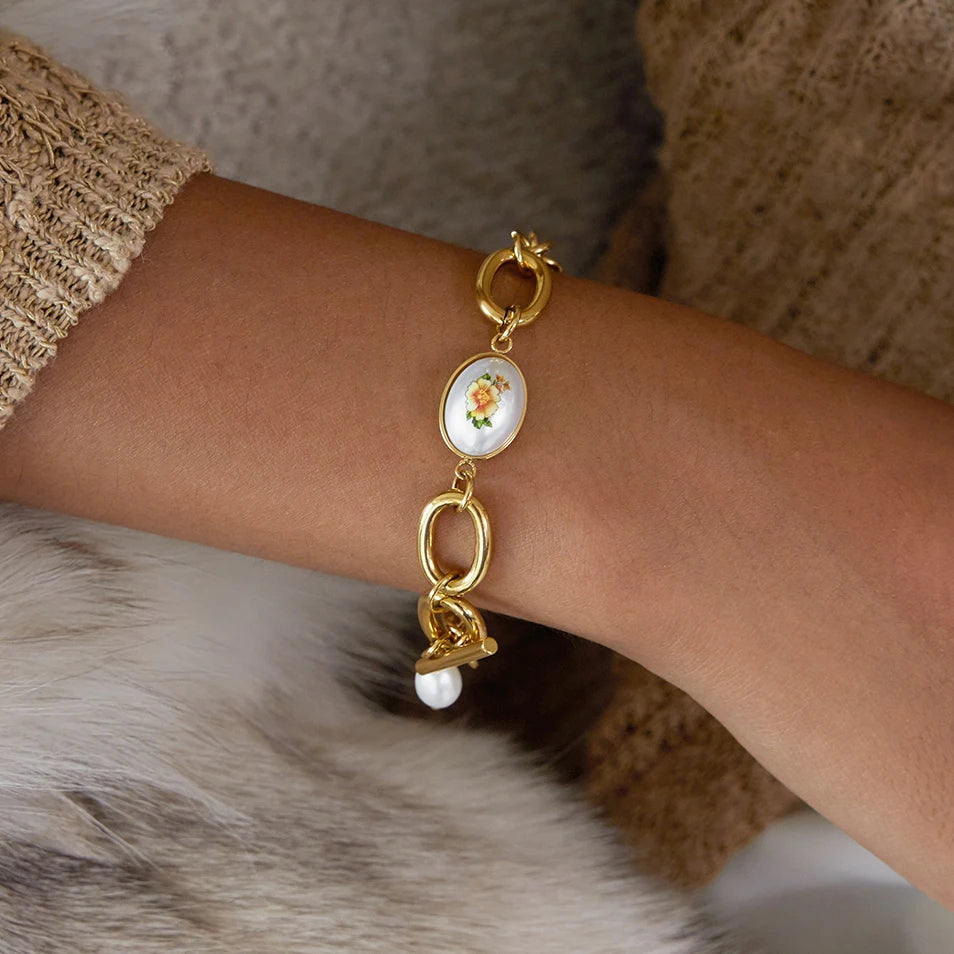 J&D Classic 18K Gold Plated Stainless Steel Chain Bracelet Freshwater Pearl Pendant Acrylic Printing Toggle
